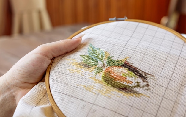 Вышитая работа крупным планом